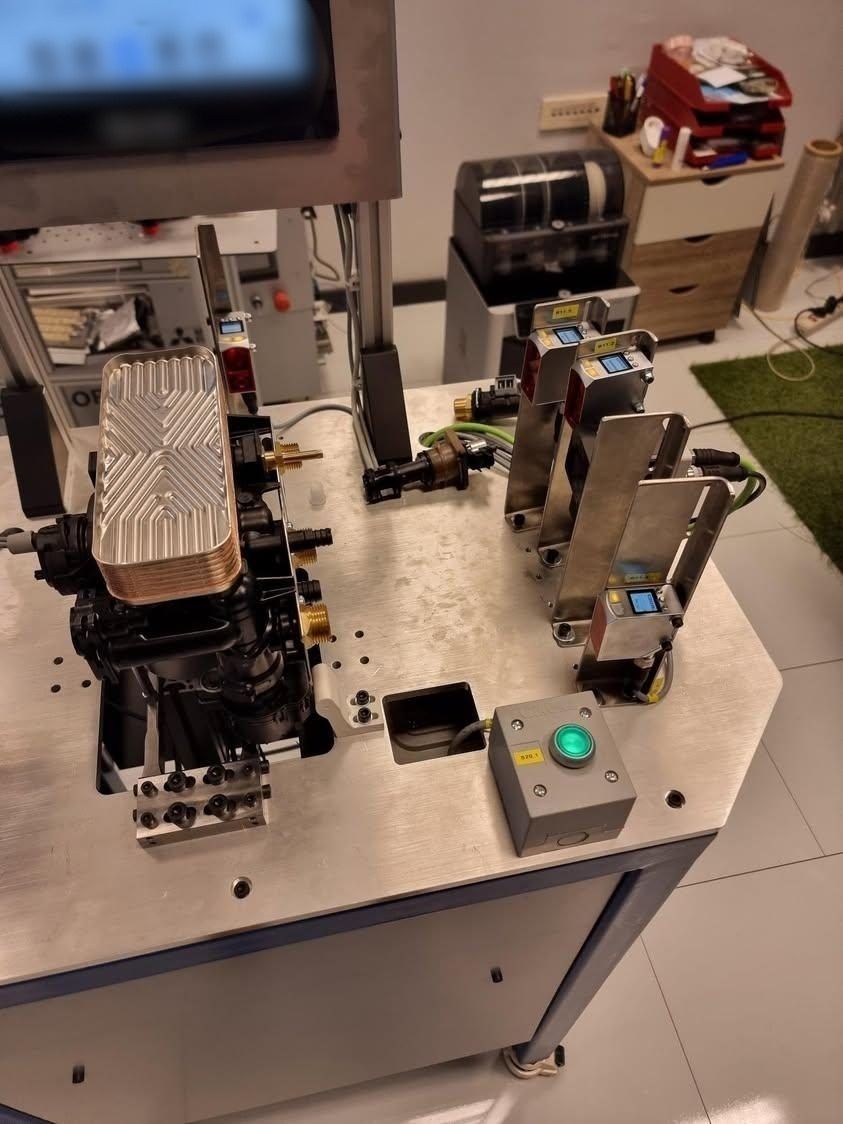 Grundfos final QC station multi-sensor inspection layout